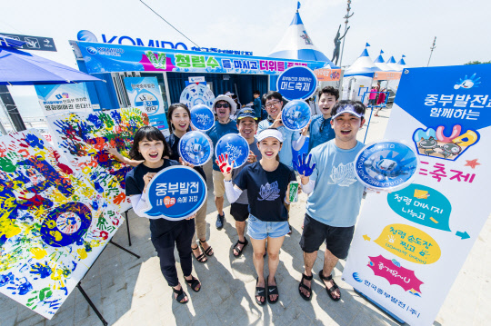 한국중부발전 직원들이 대천해수욕장에서 시민과 함께 하는 청렴 캠페인을 벌이고 있다. <한국중부발전 제공>